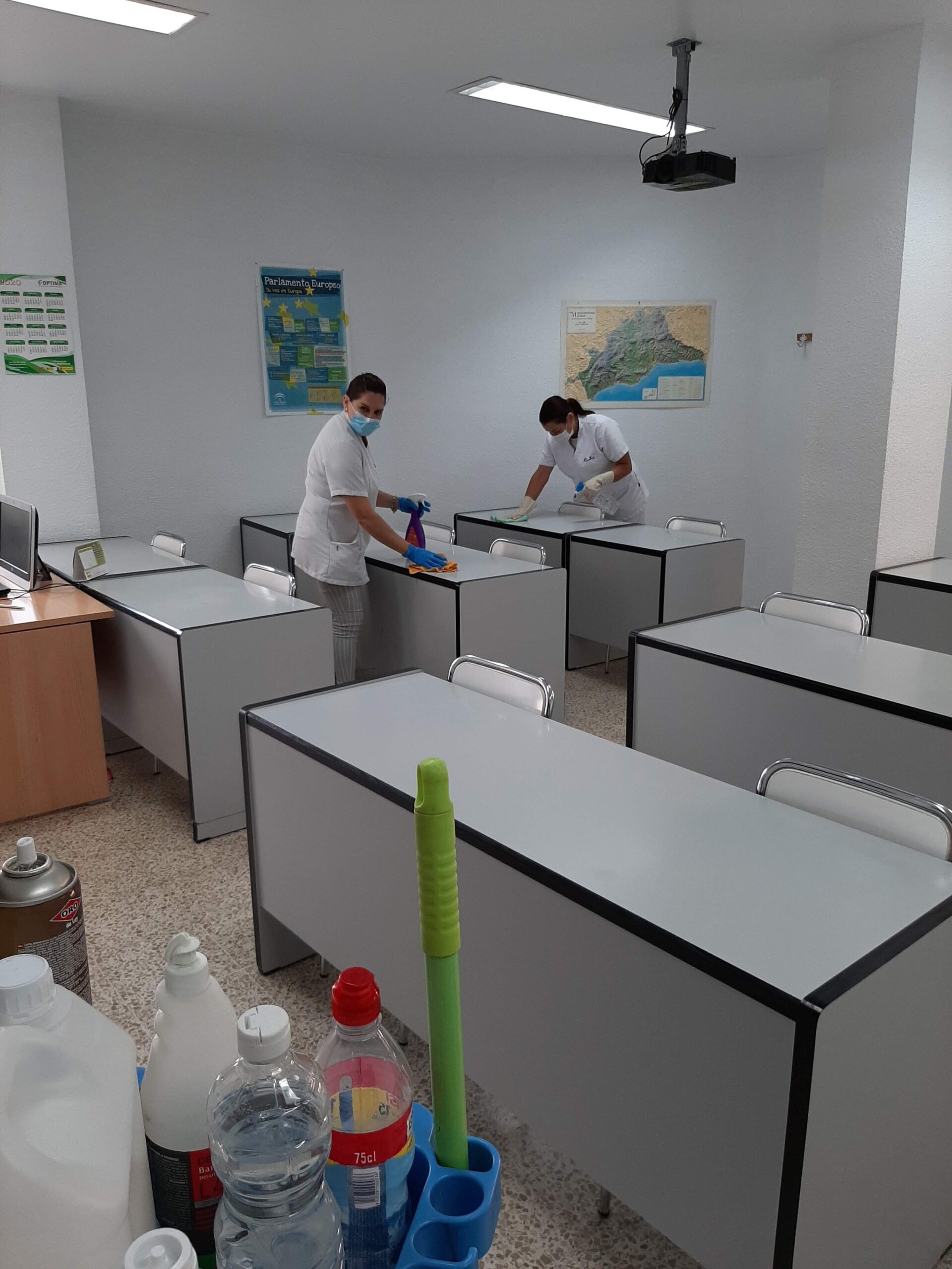 Personal de CleanPeople en oficina