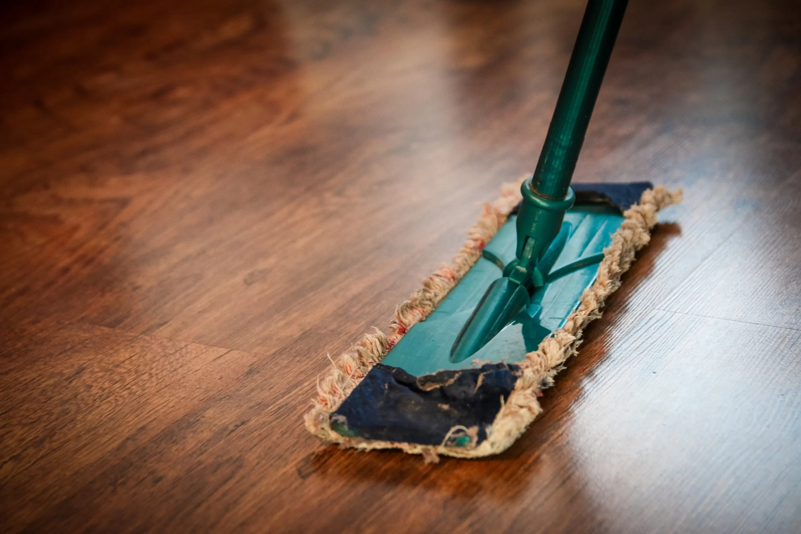 Limpieza de piso de madera