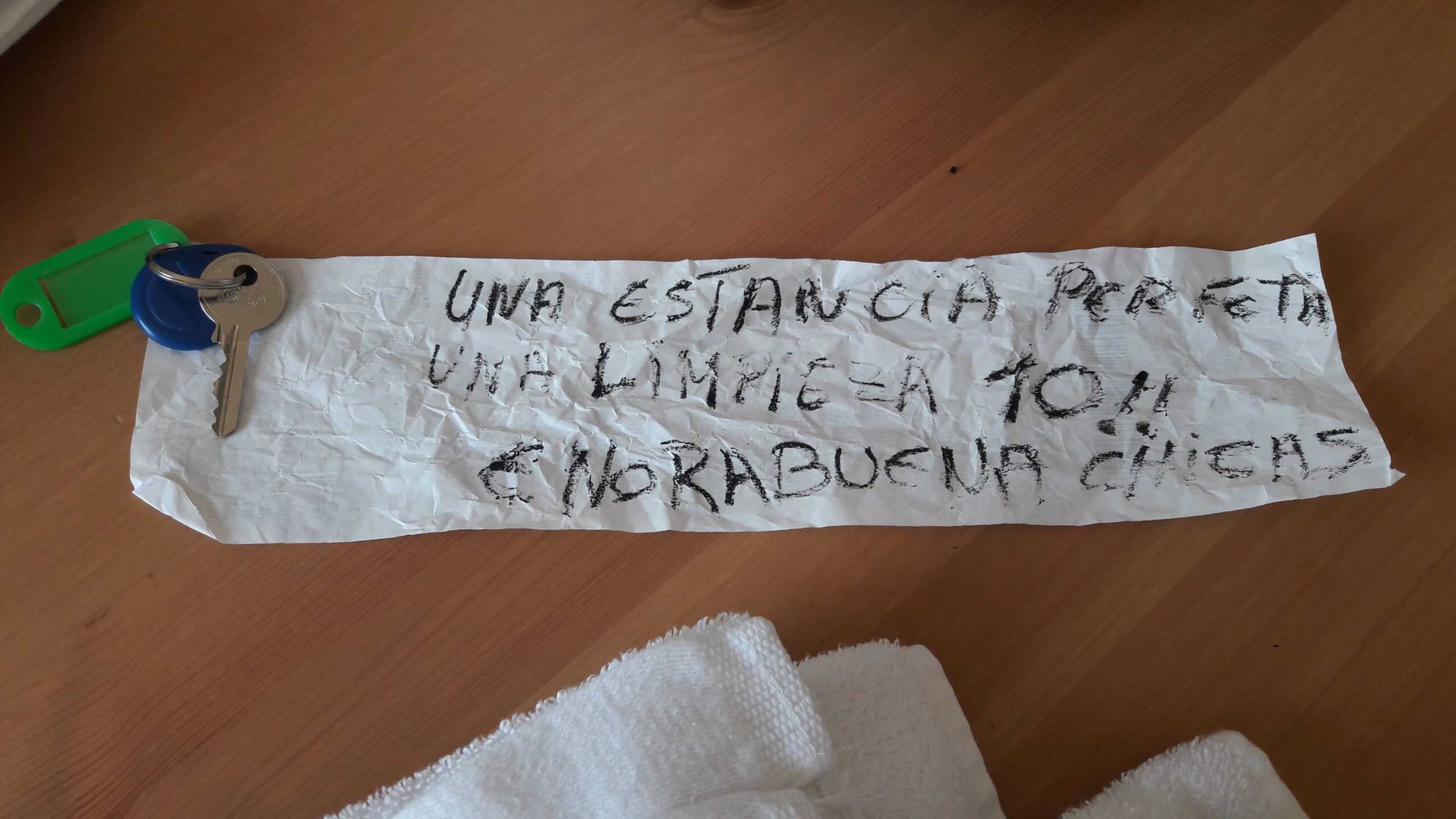 Papel con mensaje y llaves