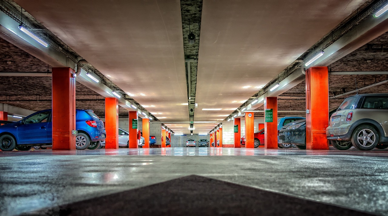 Garaje con columnas naranja y vehiculos