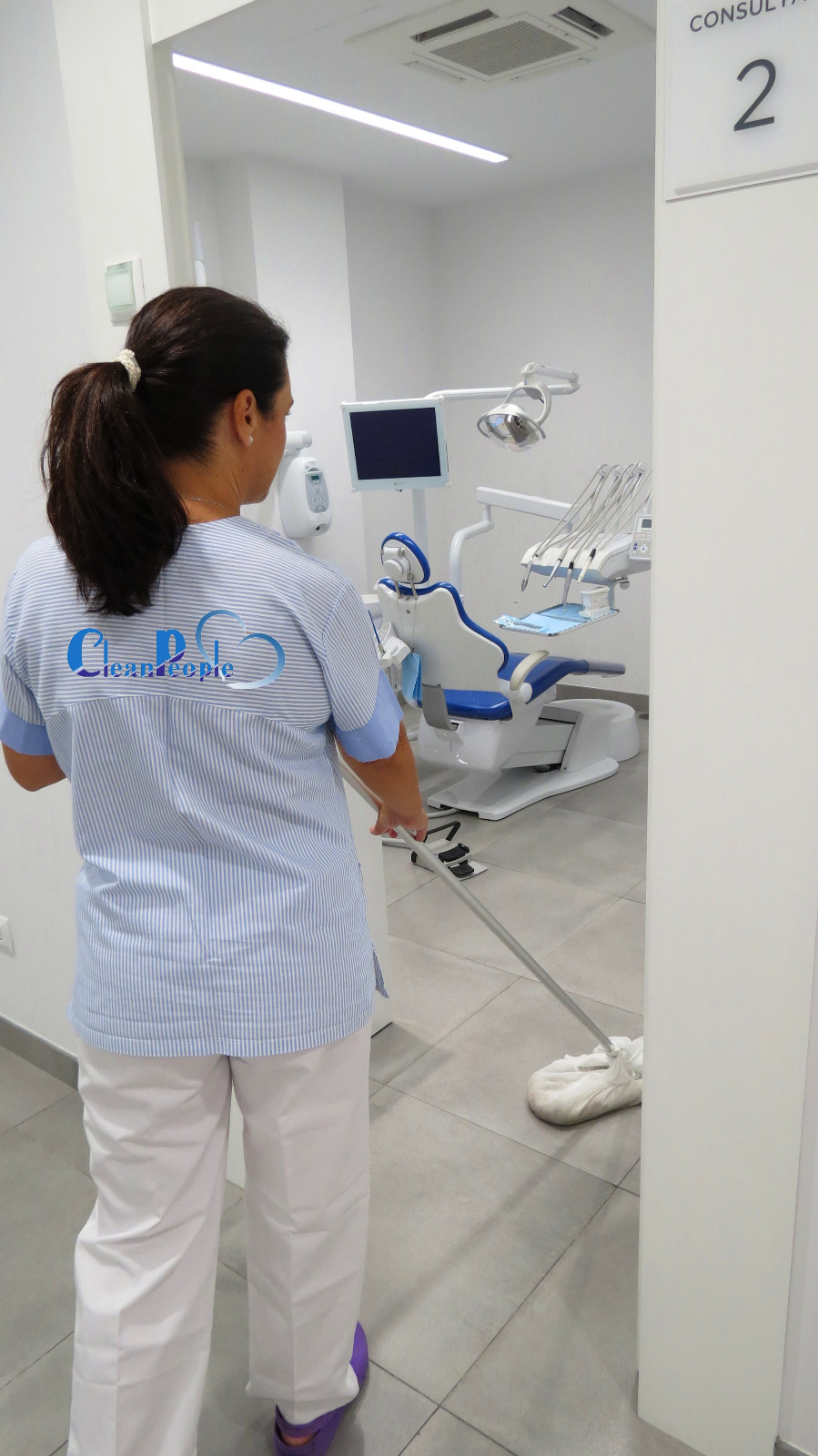 Personal de limpieza limpiando consultorio